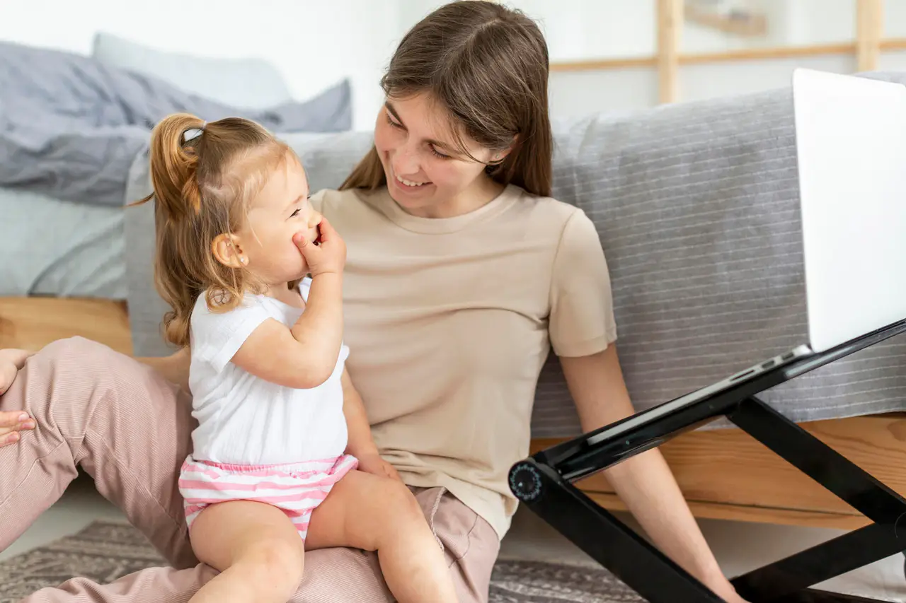 Родители пытаются расшифровать подтекст и смысл речи ребенка, который заменяет свои эмоции цитатами из мультиков.
